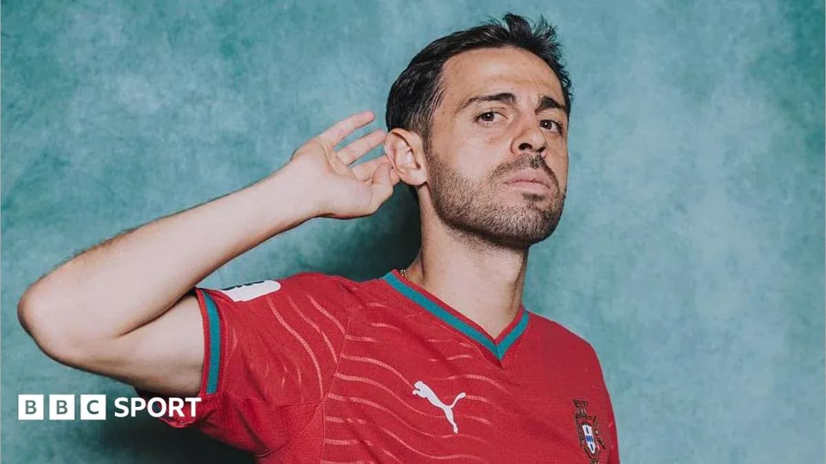 Jugador posando en camiseta de Portugal con fondo verde Jugador posando en camiseta de Portugal con fondo verde