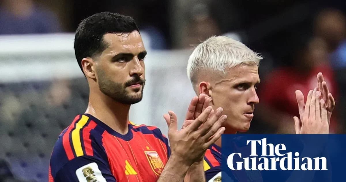 Jugadores españoles aplaudiendo en el campo Jugadores españoles aplaudiendo en el campo