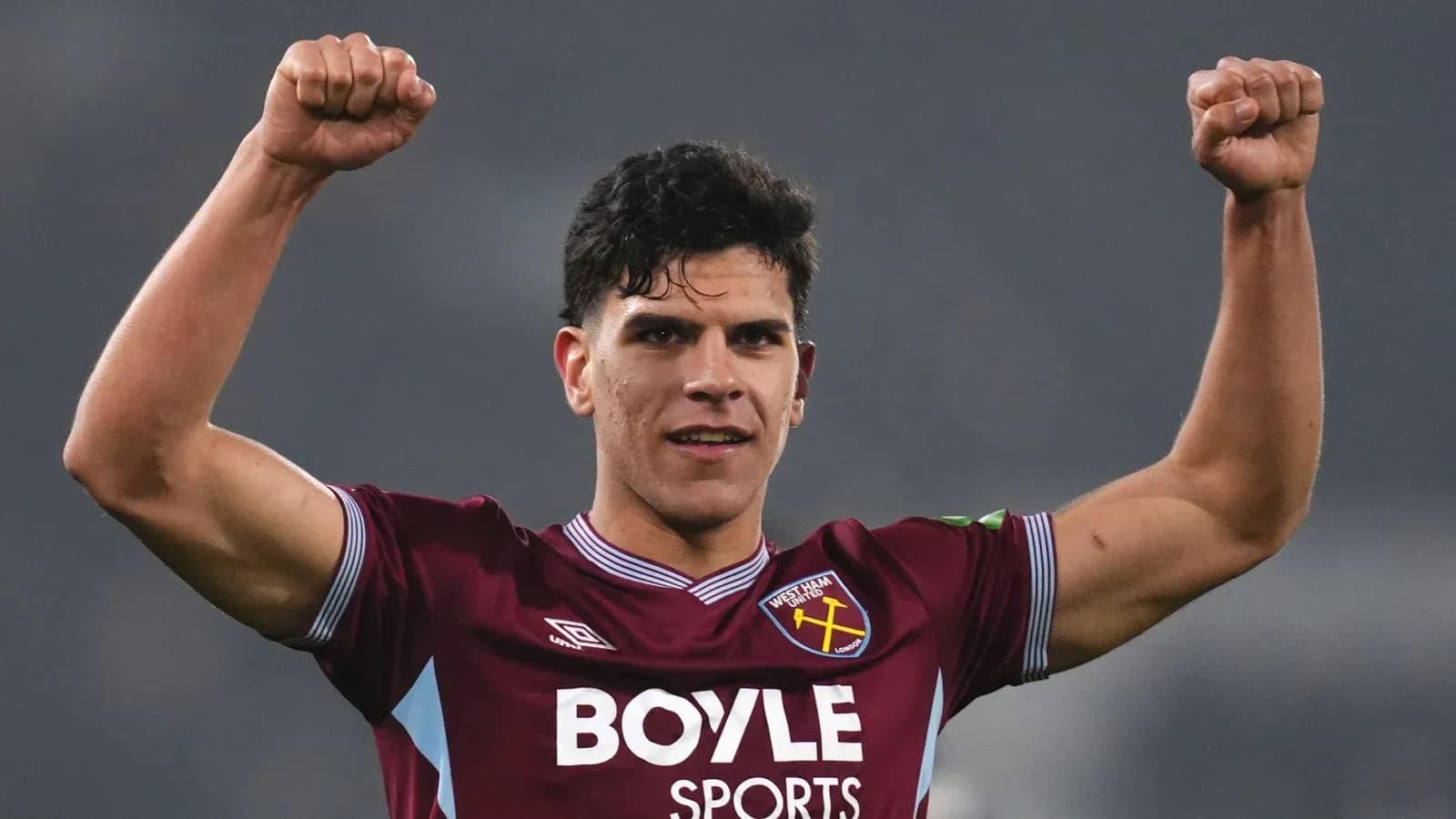 Jugador de West Ham United celebrando con los puños en alto Jugador de West Ham United celebrando con los puños en alto