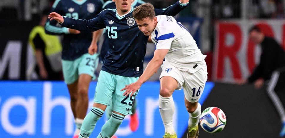 Jugador finlandés luchando por el balón contra alemán Jugador finlandés luchando por el balón contra alemán