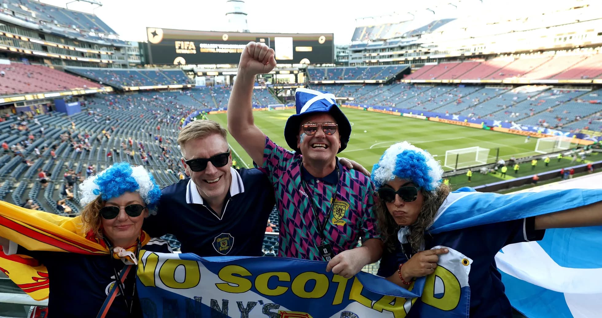 Aficionados de Escocia celebrando en el estadio Aficionados de Escocia celebrando en el estadio