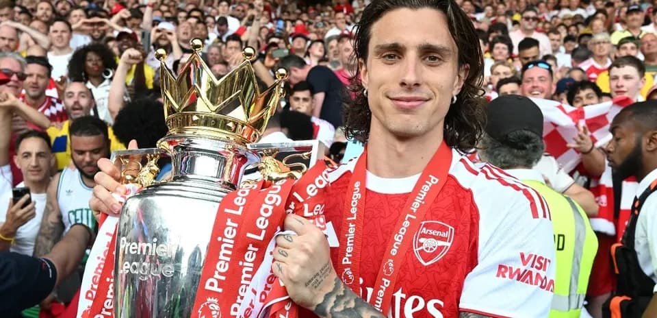 Jugador de Arsenal sosteniendo el trofeo de Premier League Jugador de Arsenal sosteniendo el trofeo de Premier League