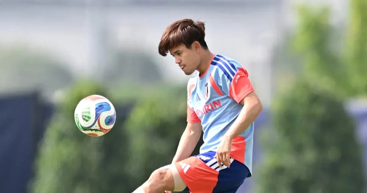 Jugador de Japón controlando un balón en entrenamiento Jugador de Japón controlando un balón en entrenamiento