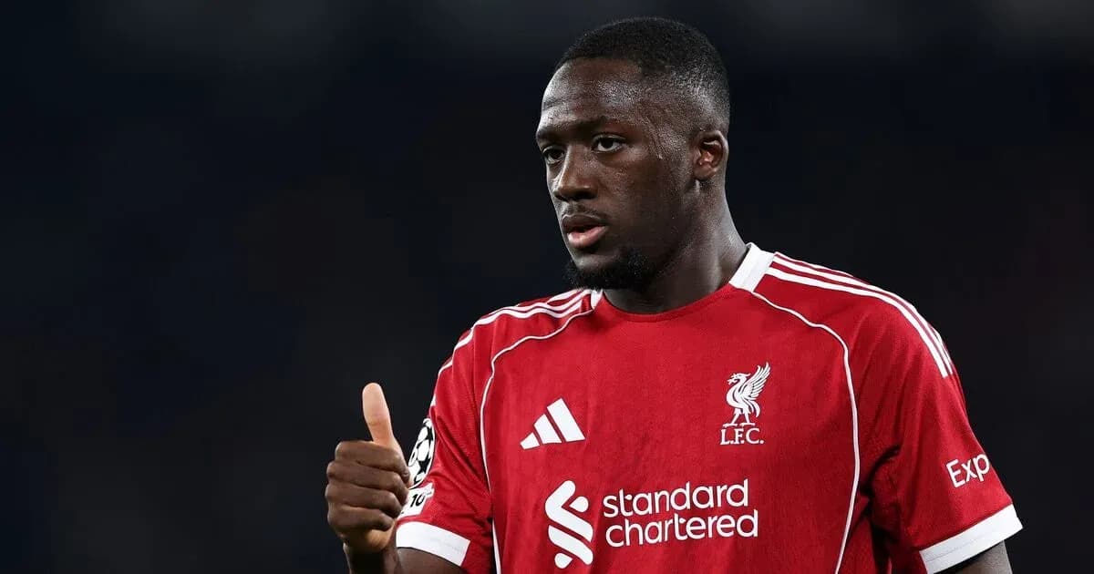 Jugador de Liverpool mostrando un pulgar arriba Jugador de Liverpool mostrando un pulgar arriba