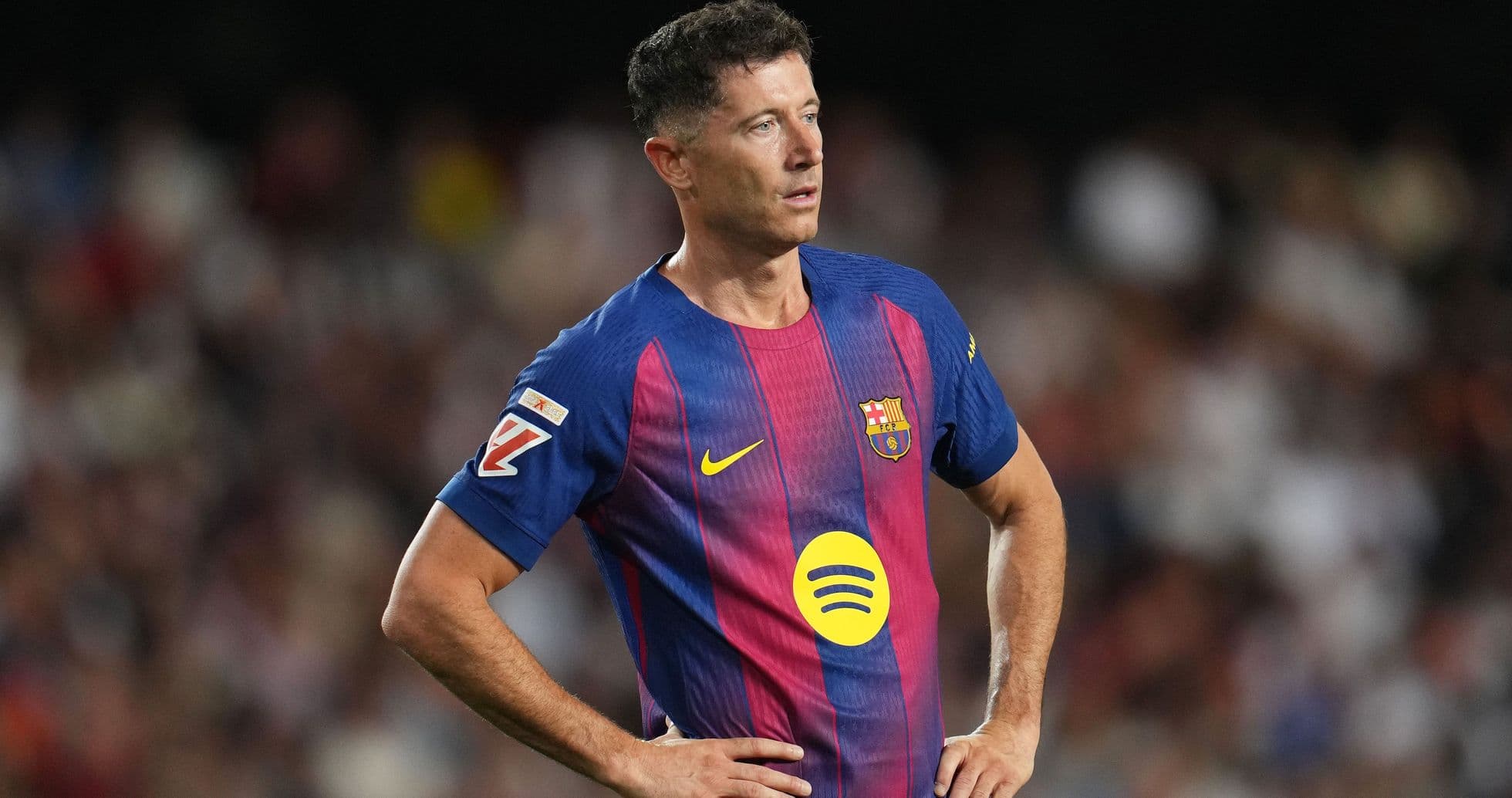 Jugador de Barcelona en el campo durante un partido Jugador de Barcelona en el campo durante un partido