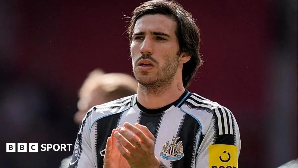 Jugador de Newcastle aplaudiendo durante el partido Jugador de Newcastle aplaudiendo durante el partido