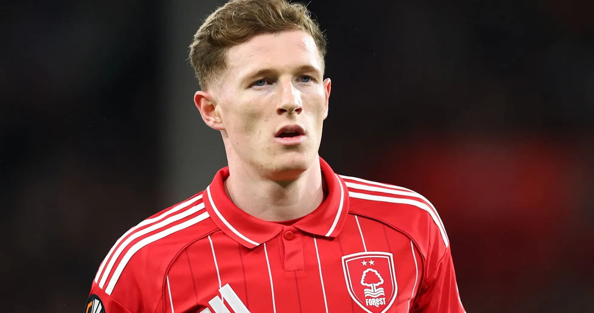 Jugador de Nottingham Forest en uniforme rojo Jugador de Nottingham Forest en uniforme rojo