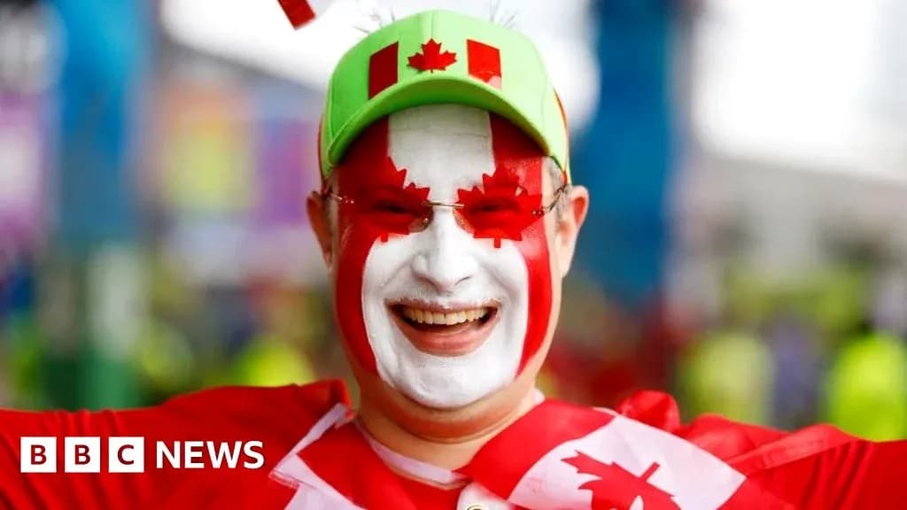 Hincha con cara pintada y gorra de Canadá Hincha con cara pintada y gorra de Canadá