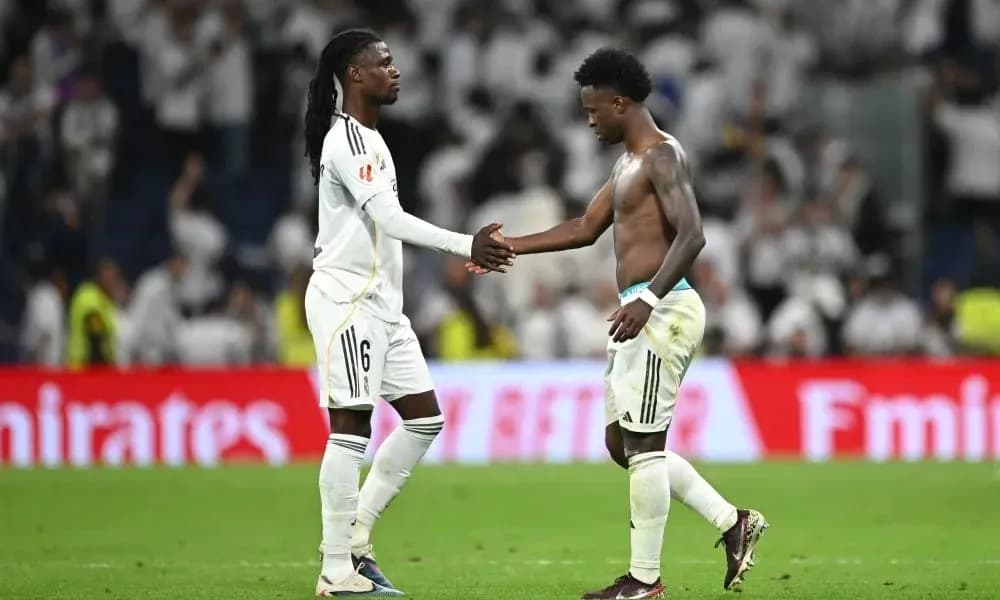 Jugadores de Real Madrid se saludan tras el partido Jugadores de Real Madrid se saludan tras el partido