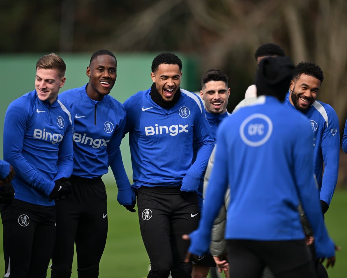 Jugadores de Chelsea FC riendo durante entrenamiento Jugadores de Chelsea FC riendo durante entrenamiento