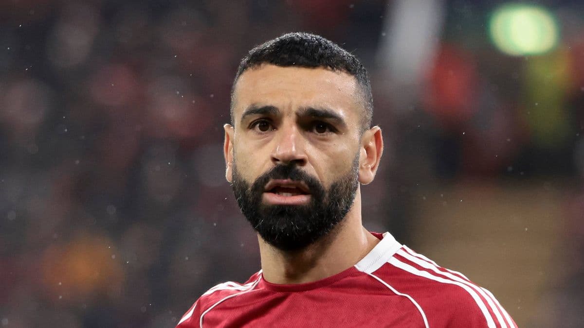 Jugador con camiseta roja mirando hacia la cámara Jugador con camiseta roja mirando hacia la cámara