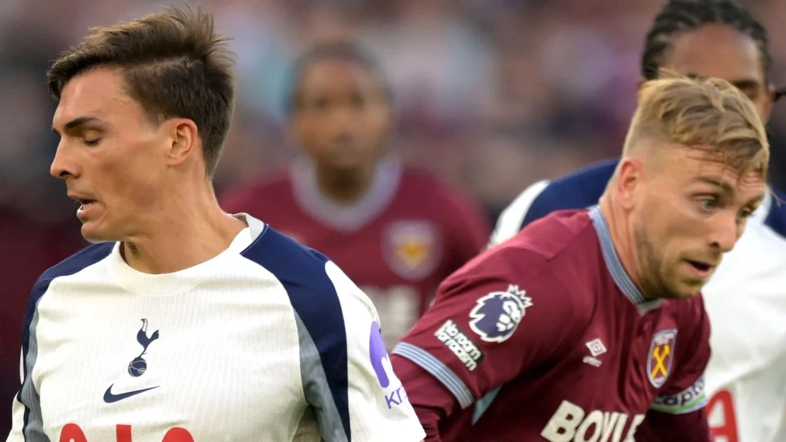 Jugadores de Tottenham y West Ham en acción durante el partido Jugadores de Tottenham y West Ham en acción durante el partido