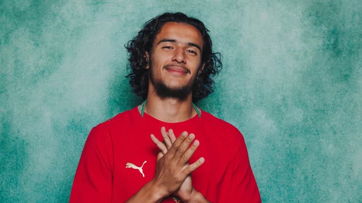 Jugador de fútbol posando con camiseta roja Jugador de fútbol posando con camiseta roja