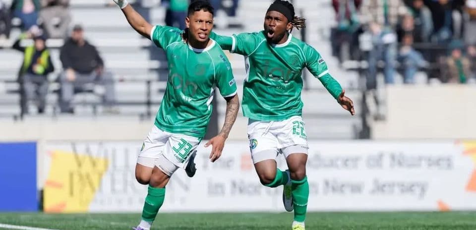 Dos jugadores celebrando un gol en el partido Dos jugadores celebrando un gol en el partido