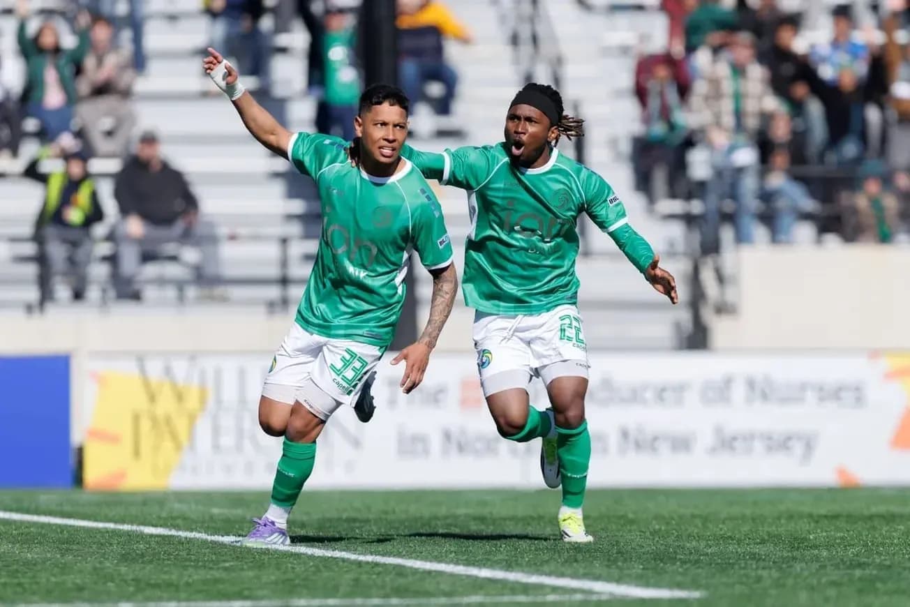 Dos jugadores celebrando un gol en el partido Dos jugadores celebrando un gol en el partido