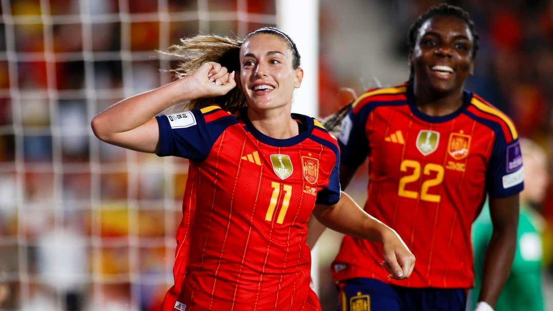 Jugadora de España celebra un gol con compañera Jugadora de España celebra un gol con compañera