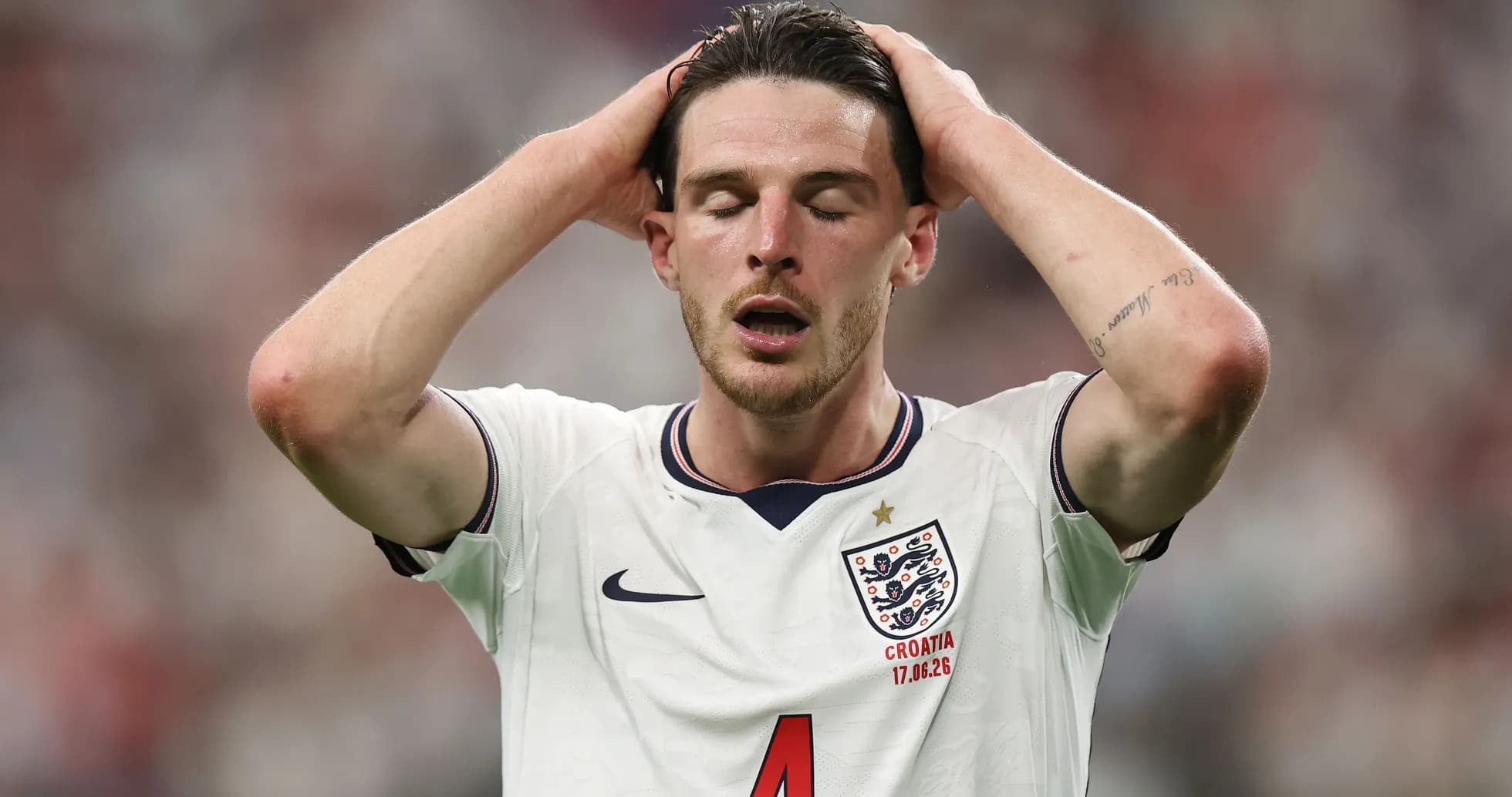 Jugador de Inglaterra con manos en la cabeza Jugador de Inglaterra con manos en la cabeza