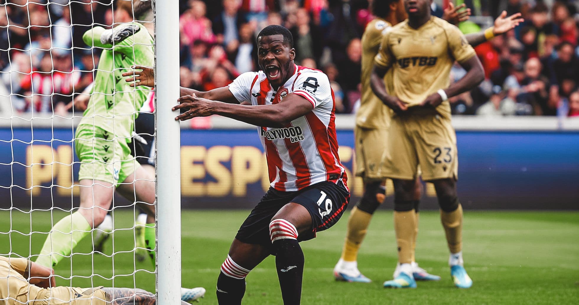 Jugador de Brentford celebra un gol Jugador de Brentford celebra un gol