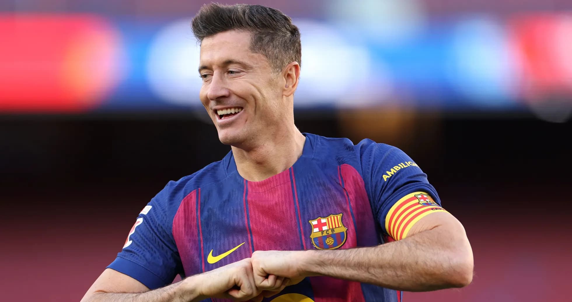 Jugador de Barcelona sonriendo en el campo Jugador de Barcelona sonriendo en el campo