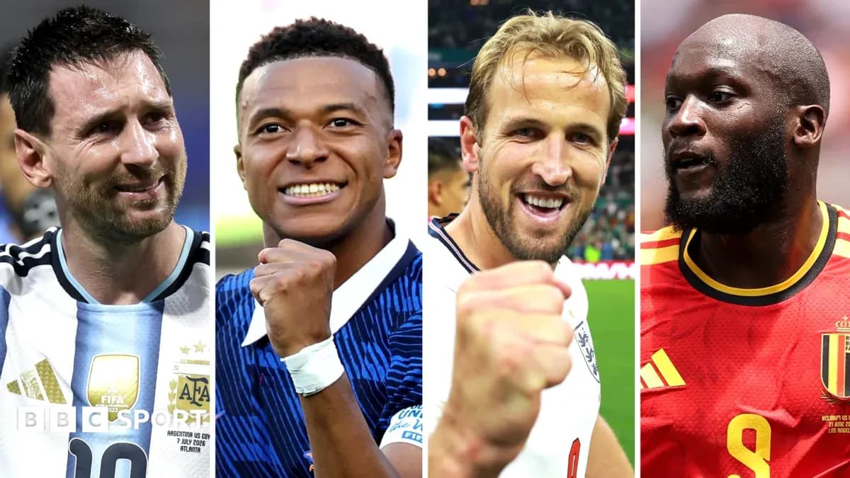 Cuatro futbolistas sonriendo y levantando el puño Cuatro futbolistas sonriendo y levantando el puño