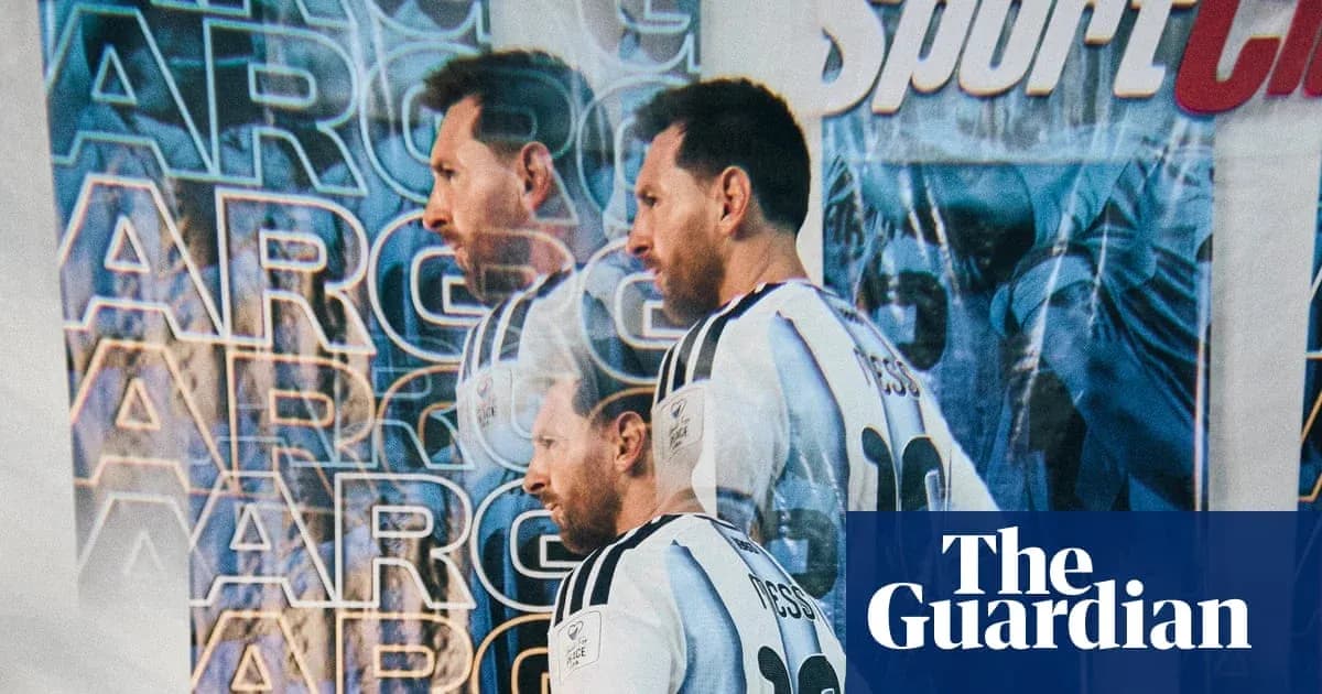 Jugador de fútbol en camiseta argentina posando para cámara Jugador de fútbol en camiseta argentina posando para cámara