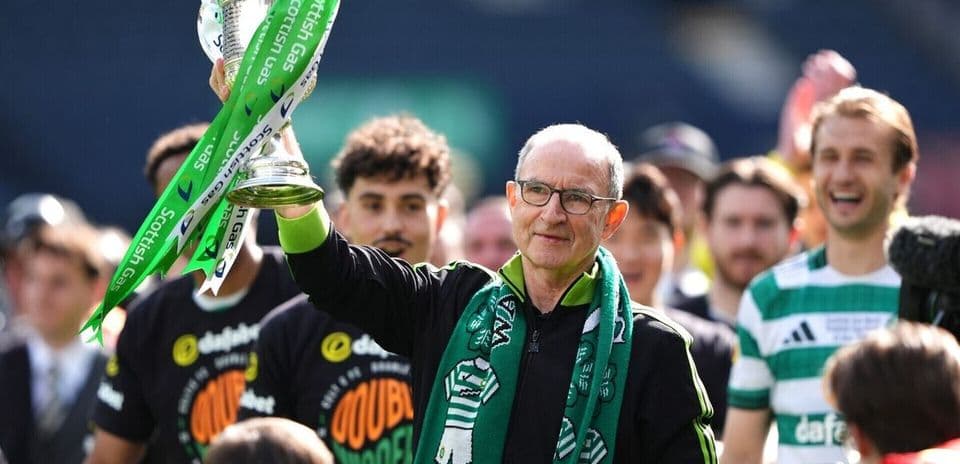 Entrenador levantando trofeo con bufanda del equipo Entrenador levantando trofeo con bufanda del equipo