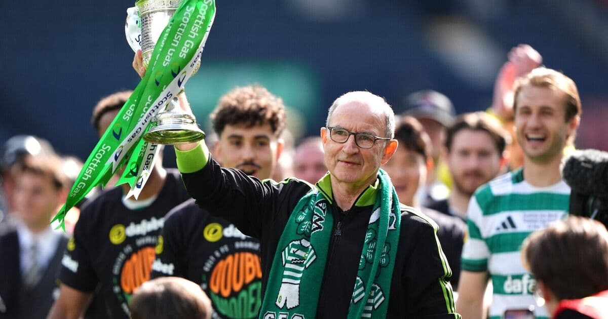 Entrenador levantando trofeo con bufanda del equipo Entrenador levantando trofeo con bufanda del equipo