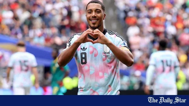 Jugador haciendo un gesto de corazón en el campo Jugador haciendo un gesto de corazón en el campo
