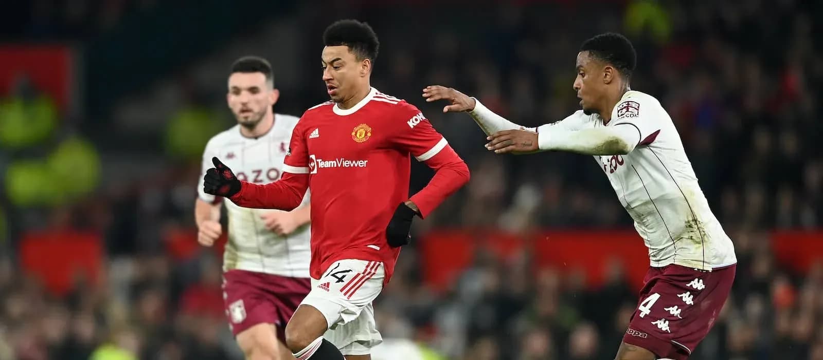 Jugador de Manchester United driblando a oponente de Aston Villa Jugador de Manchester United driblando a oponente de Aston Villa