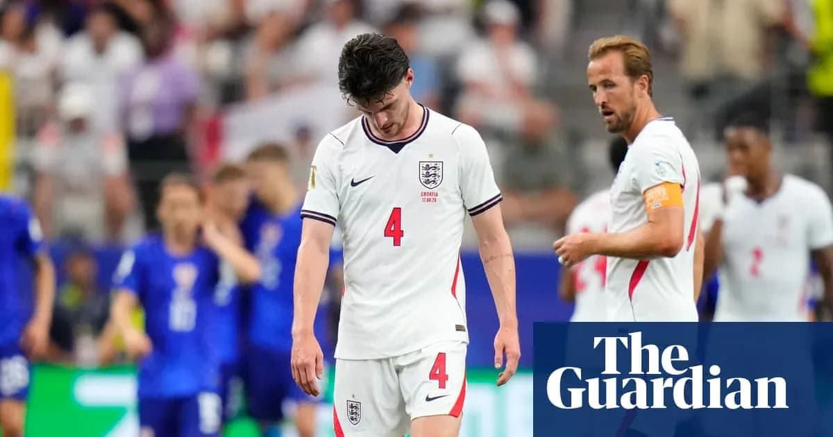 Jugadores de Inglaterra caminando cabizbajos tras el partido Jugadores de Inglaterra caminando cabizbajos tras el partido