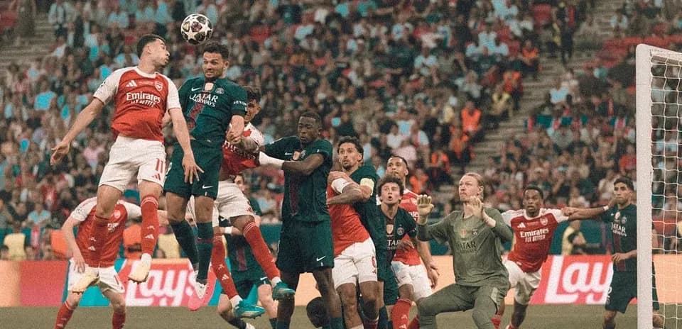 Jugadores luchando por el balón en el área Jugadores luchando por el balón en el área