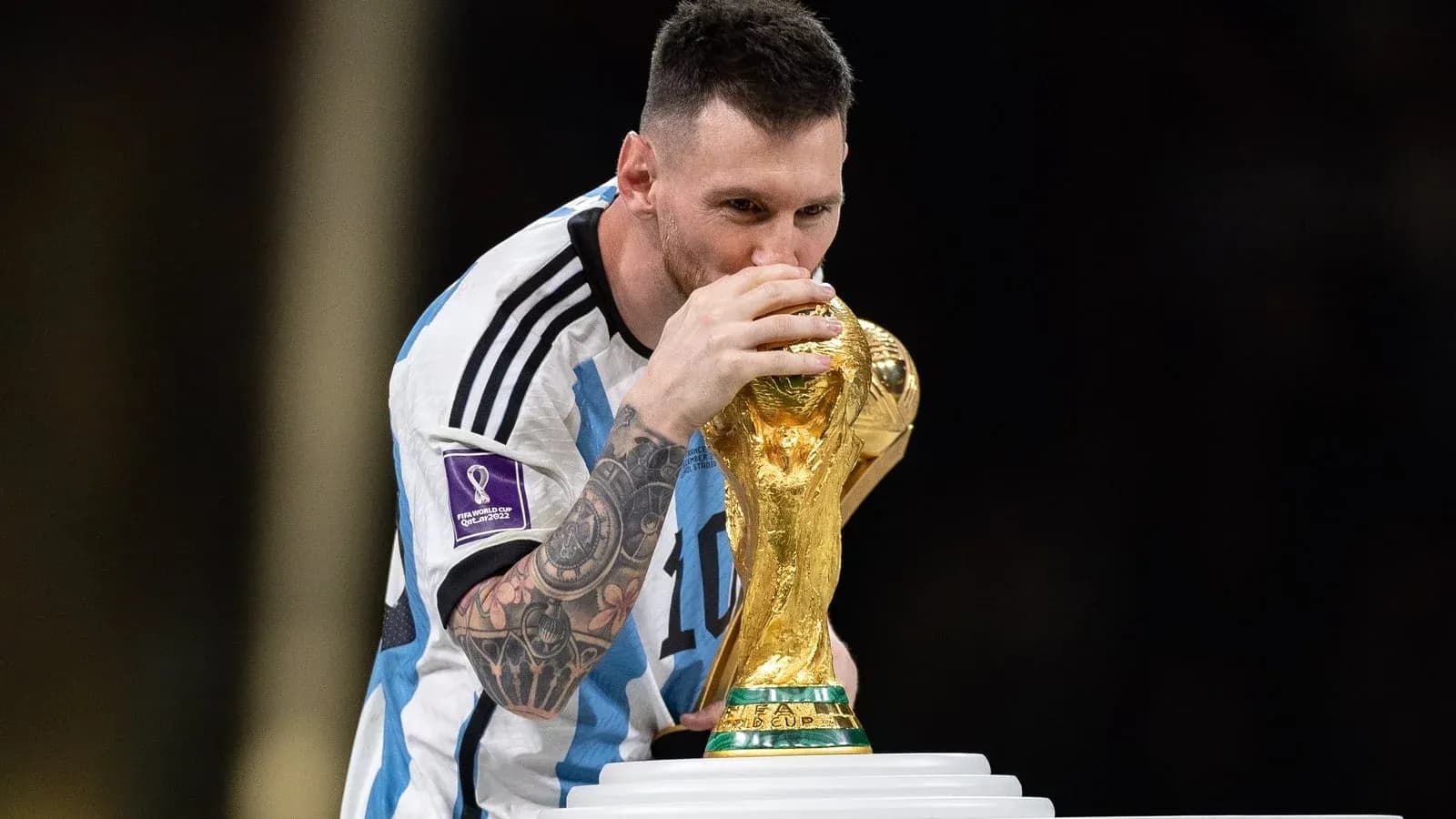 Jugador sosteniendo la Copa del Mundo en celebración Jugador sosteniendo la Copa del Mundo en celebración