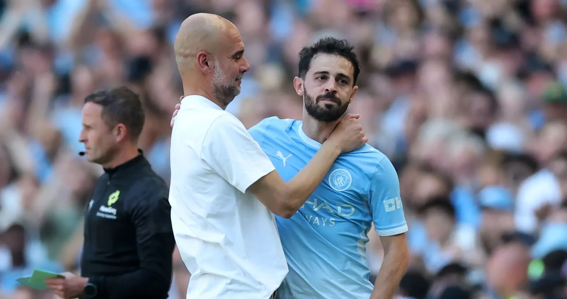 Entrenador y jugador de Manchester City en el campo Entrenador y jugador de Manchester City en el campo