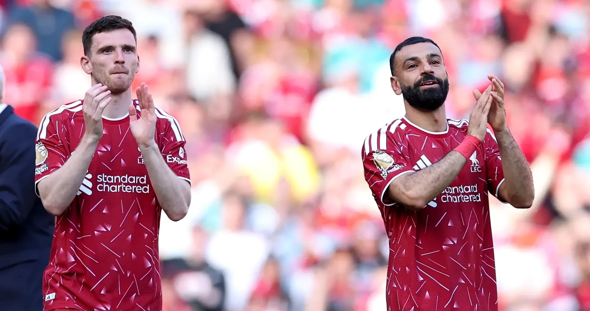 Jugadores de Liverpool aplaudiendo a los aficionados Jugadores de Liverpool aplaudiendo a los aficionados