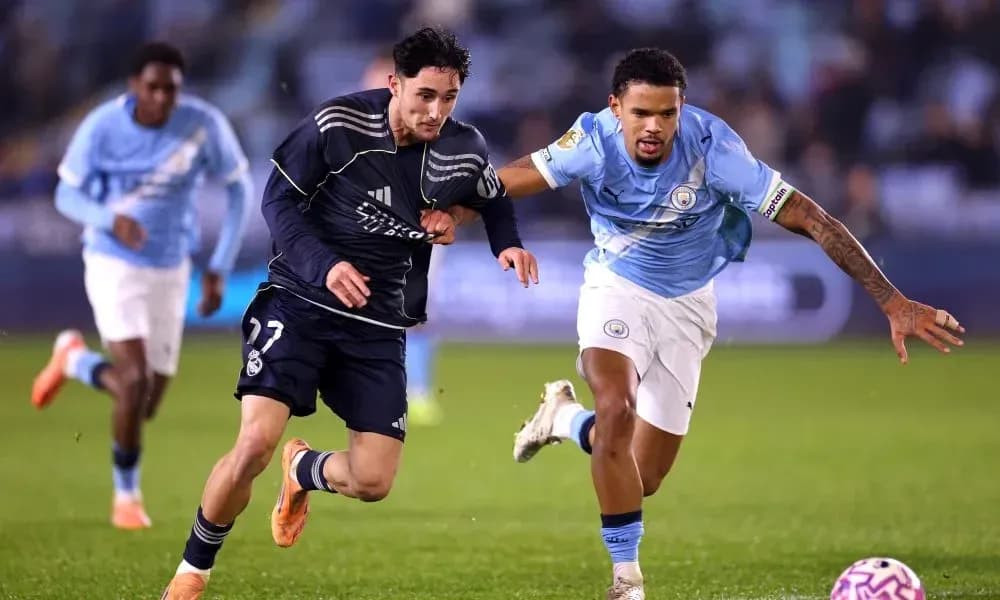 Jugador de Real Madrid persiguiendo a rival de Manchester City Jugador de Real Madrid persiguiendo a rival de Manchester City