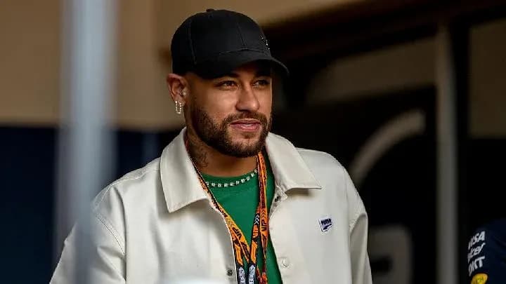 Neymar en un evento deportivo con atuendo casual Neymar en un evento deportivo con atuendo casual
