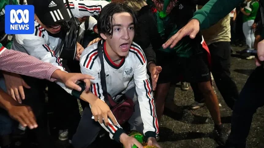 Joven con camiseta de México en celebración masiva Joven con camiseta de México en celebración masiva