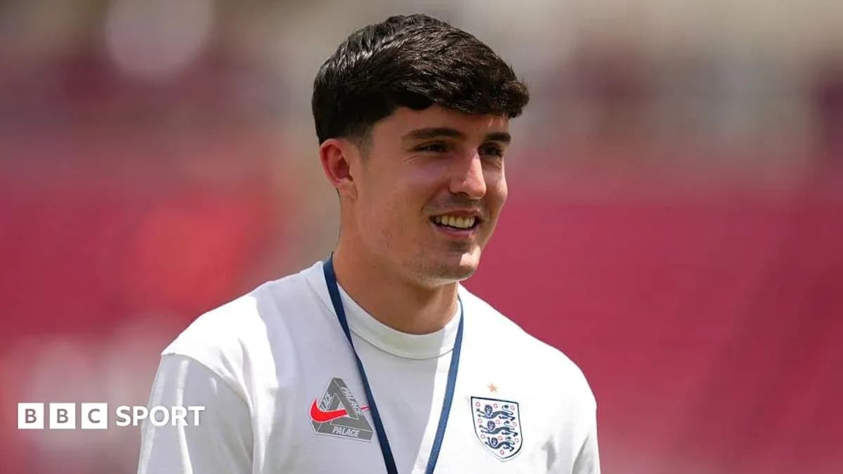 Jugador de Inglaterra sonriendo en el campo Jugador de Inglaterra sonriendo en el campo