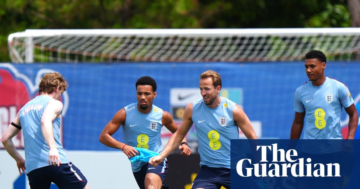 Jugadores de Inglaterra entrenando en campo de fútbol Jugadores de Inglaterra entrenando en campo de fútbol