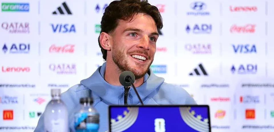 Jugador sonriente en rueda de prensa Jugador sonriente en rueda de prensa
