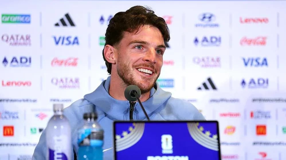 Jugador sonriente en rueda de prensa Jugador sonriente en rueda de prensa