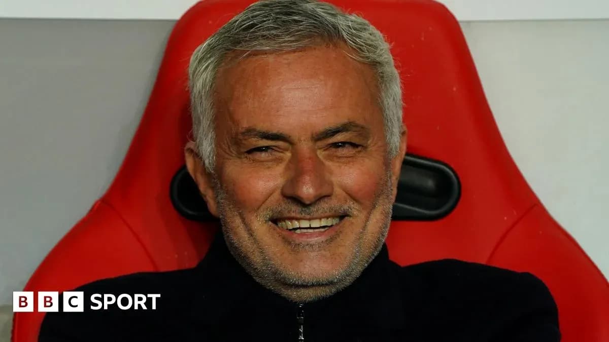 Entrenador sonriente sentado en banco de suplentes Entrenador sonriente sentado en banco de suplentes