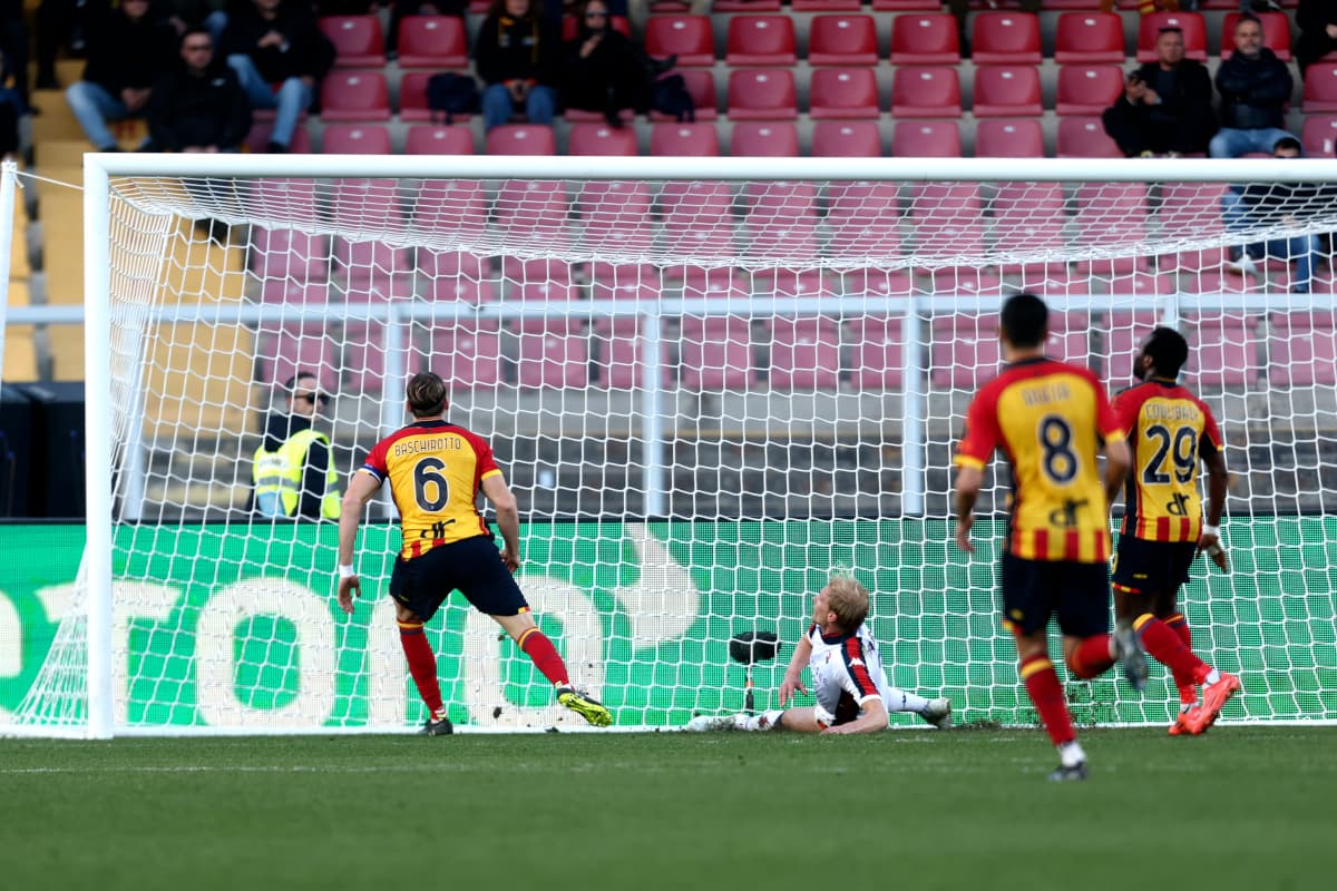 Jugador de Lecce anotando un gol contra Genoa Jugador de Lecce anotando un gol contra Genoa