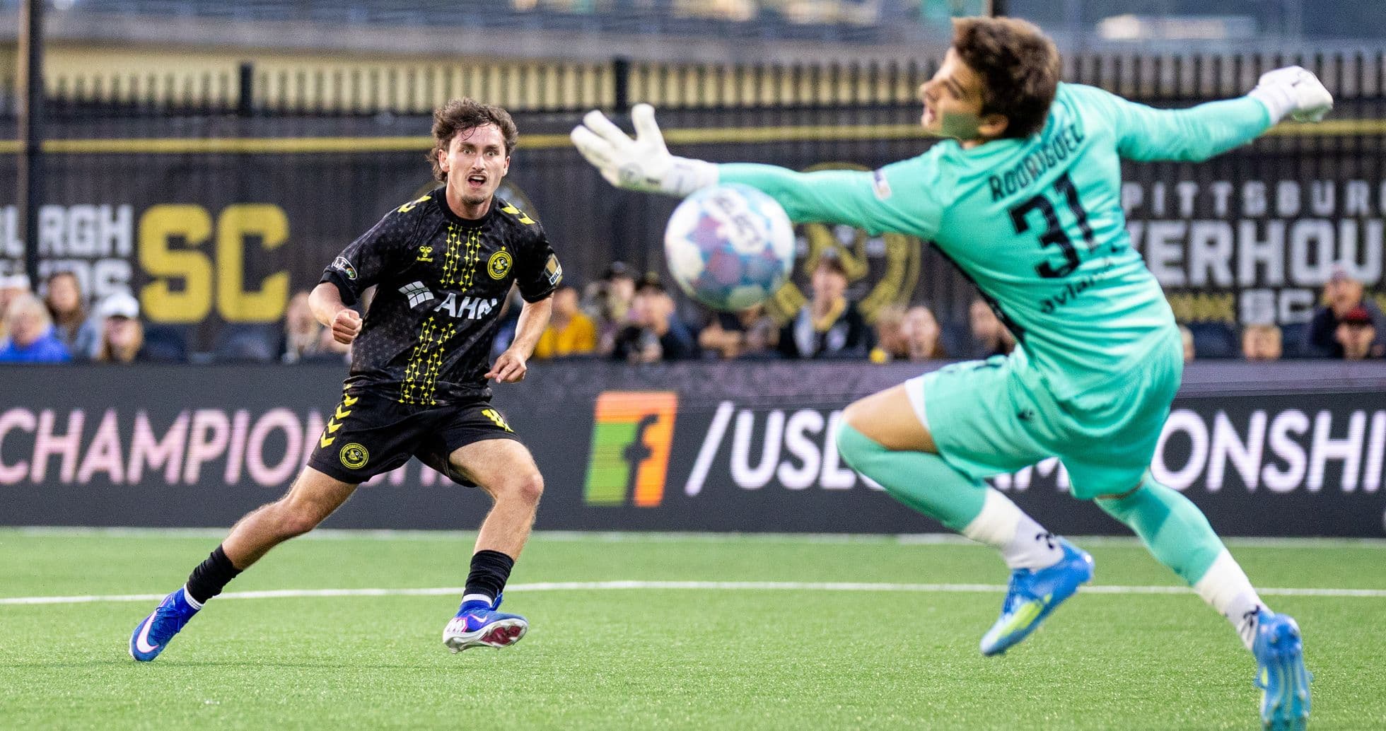 Jugador de Pittsburgh Riverhounds disparando a la portería Jugador de Pittsburgh Riverhounds disparando a la portería
