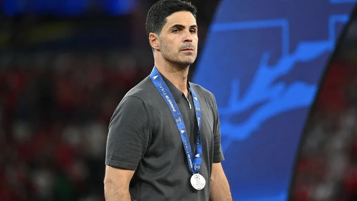 Entrenador con medalla de plata tras la final Entrenador con medalla de plata tras la final