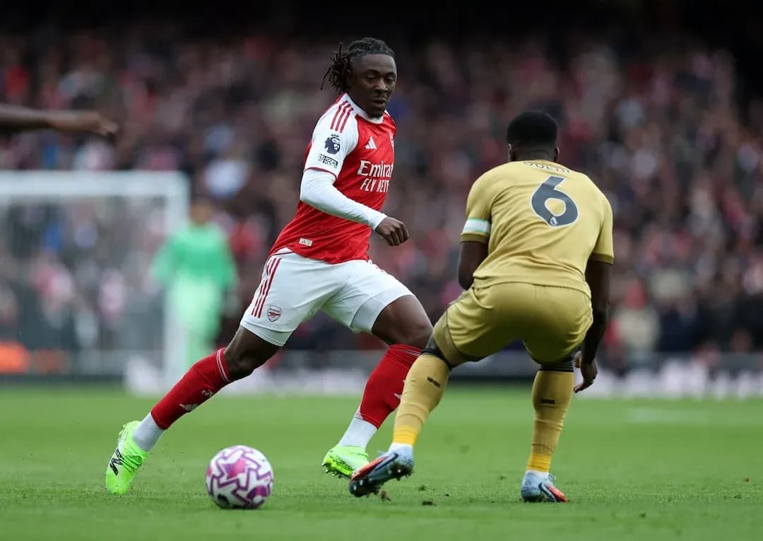 Jugador de Arsenal driblando a rival de Crystal Palace Jugador de Arsenal driblando a rival de Crystal Palace