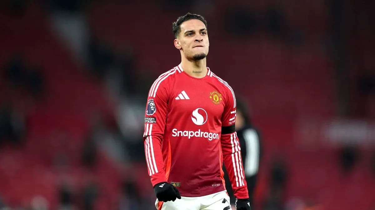Jugador de Manchester United en el campo de juego Jugador de Manchester United en el campo de juego