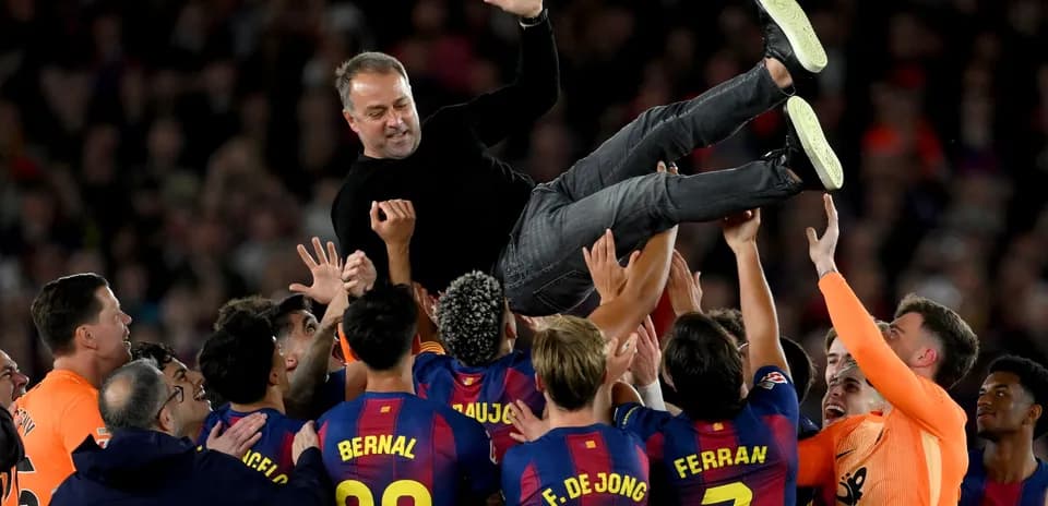Entrenador siendo levantado por jugadores de Barcelona Entrenador siendo levantado por jugadores de Barcelona