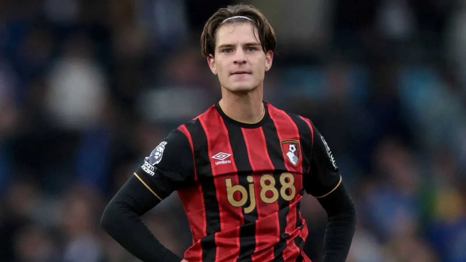 Jugador de Bournemouth con camiseta roja y negra Jugador de Bournemouth con camiseta roja y negra
