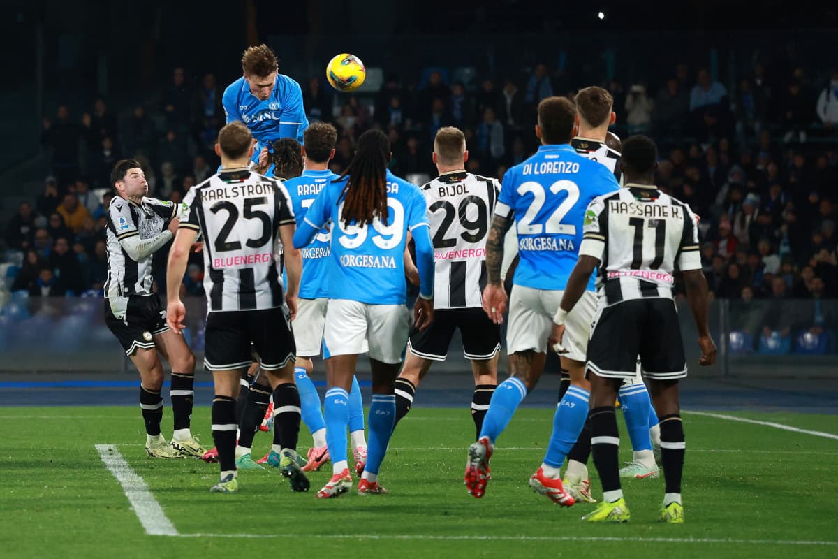 Jugador de Napoli cabeceando un tiro libre Jugador de Napoli cabeceando un tiro libre